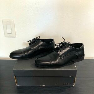 Kids Kenneth Cole New York dress shoes, black leather, size 5.5, lace up.